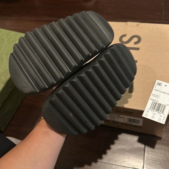 BNIB kids yeezy slides - Picture 2 of 2